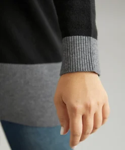 Supersoft Essentials Contrast Deep V Neck Button Detail Pullover 30 Supersoft Essentials Contrast Deep V Neck Button Detail Pullover -Clothing Shop 310605201 ch