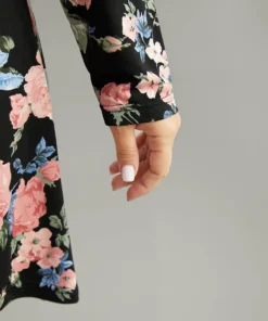 Floral Print Round Neck T-shirt -Clothing Shop 444083478 vm 0b8b930b 7cad 481d a649 267b4462db25